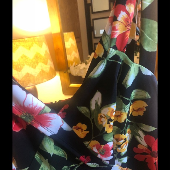 Floral fitted black dress with slits on the side - Picture 4 of 5